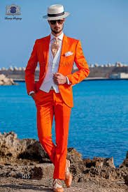 Costume Moderne De Style Italien Slim Volets Du Modele En V Et 2 Boutons D Orange 100 Coton Avec Images Costume Italien Costume Tendance Mode Homme