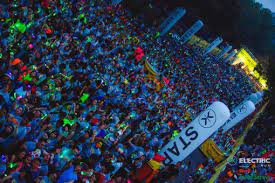 At the rainforest stretch, runners jogged under glowing umbrellas hanging overhead as jungle sounds filled the night air. Electric Run Malaysia 2017 Concertkaki Com
