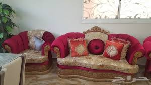 طقم كنب لون احمر وذهبي