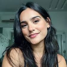 Vivian Ferreira's Instagram, Twitter & Facebook