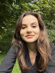 Hey , I'm a French student at La Sorbonne . I'm about to move out and I  want to find a flat to share with someone NOT French ahaha . My budget