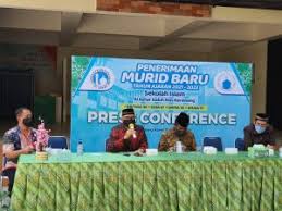 Kabar gembira, barakallah buat murid2 al azhar, selamat kepada ananda zafran kelas 9a juara 1 lomba fotografi tingakt jabar, ananda zidan kelas 9c dan ananda rae juara 2 dan 3 olympiade matematika tingkat jabar dalam kegiatan messa. Sekolah Al Azhar Karawang Buka Pendaftaran Murid Baru Tahun Ajaran 2021 2022 Jabarnet