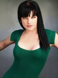 Ncis Black Actor With Green Eyes Pauley Perrette Bikini 2015 Yahoo Pauley Perrette Ncis Pauley Perrette Ncis
