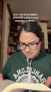 me overreacting????? over literally PAPER????? YES. #areyoukiddingme  #booktok #book #libros #ineedtocalmdown #thecruelprince #enemiestolovers