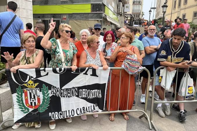 Un grupo de ciudadanos recibe a Sánchez en Ceuta con insultos