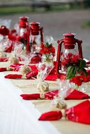 Une table de noël naturelle et récup' avec des branches directement posées sur la table et un porte bougies fabriqué à partir d'un tronc. La Decoration De Table De Noel 43 Idees Que Vous Allez Aimer Archzine Fr