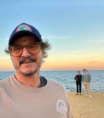 Pedro Pascal's Arm Injury at the 2024 Golden Globes