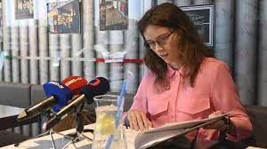 Července oznámila bobošíková na facebooku, že prý volný blok míří do sněmovny.zveřejnila graf, kde blok lubomíra volného, ilony csákové, neonacistické dsss a bývalé české suverenity má volební preference 6,4% hlasů s tím, že neoznámila odkud graf vzala. Dv0c0mpkf6vtbm
