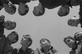 Retrouvez tout le casting du film la guerre des boutons réalisé par yves robert avec andre treton, martin lartigue, michel galabru, jacques dufilho. La Guerre Des Boutons Petit Tnb Tnb Centre Europeen Theatral Et Choregraphique