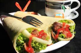 Etakkan tortila di atas piring, tata bawang bombay, selada, timun, dan tomat di. Doyan Kebab Turki Yuk Bikin Sendiri Di Rumah Nih Resepnya