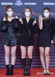 Ryujin usually has shorter hair and dyes her hair more often then other members. Chaeryeong Ryu Jin Lia Itzy Da Photo At The 2020 Kbs Song Festival
