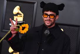 Bad bunny 2021 song is one of the best and most popular song, because the songs are good to listen. Video Bad Bunny Golpea Con Un Puno En La Cara A Su Rival De Wrestlemania The Miz Wfla