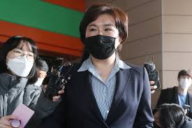 미래통합당 비례정당인 미래한국당 공천관리위원회 공병호 워원장 등 위원은 15일 비공개 비례대표 신청을 한 당찬 조수진 기자(동아일보 논설위원), 김예령 기자(전 경기방송), 신동호 아나운서(mbc). í›„ê¶ ë°œì–¸ ë¬»ìž ë°œëˆ ê¸°ìž í° ë¹¼ì•—ì€ ê¸°ìž ì¶œì‹  ì¡°ìˆ˜ì§„ ì¤'ì•™ì¼ë³´