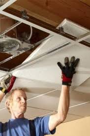 Fare un controsoffitto è utile anche per casi in cui tra soffitto e controsoffitto possono correre tubazioni ed impianti elettrici altrimenti da incassare, oppure rivestimento fai da te con lastre di cartongesso. Soffitto Sospeso Fai Da Te 89 Foto Installazione E Installazione Come Realizzare La Costruzione Di Pannelli Di Plastica
