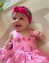 Há 1 ano Deus nos presenteou com você, Isabela. nosso sorriso diário, nosso  amor que transborda. 💖 Cada olhar, cada risada, cada abraço seu  transformou quem nós somos. Que você cresça sabendo