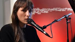 Juliette armanet a su charmer et trouver son public très vite avec son album petite amie sorti en début. Louane Et Juliette Armanet Recompensees Ce Vendredi Soir Aux Victoires De La Musique