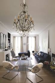Le Salon Lustre En Cristal Chine Aux Puces Fauteuils Paulistano Objekto Et Moumoutes Fab Design Decoration Salon Decoration Interieure Hotel Particulier