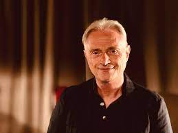 Слушайте amedeo minghi от amedeo minghi на deezer. Amedeo Minghi Vattene Amore Fraintesa Dietro Trottolino Amoroso C E Mozart Corriere It