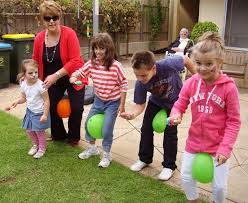 Balloon Between The Legs Race Brincadeiras Para Festa Infantil Brincadeiras Para Gincana Brincadeiras Para Criancas