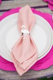 Touche Fantaisiste Avec Un Rond De Serviette Flamand Rose Un Oiseau Plein De Grace Et De Douceur Fantas Rond De Serviette Flamant Rose Mariage Theme Tropical