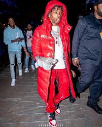 Le bleu représente l'équipe des tar heels et le rouge à celle des chicago bulls. Jordan 1 Retro High Fearless Unc Chicago Worn By Lilbaby 1 Spotern