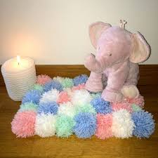 Diy Tuto Tapis De Pompons En Laine Blog Deco Clem Around The Corner Tapis Pompon Pompons Laine Tapis En Pompom