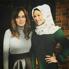 Nura medina hidup bersama ibu tiri, datin mawar dan kakak tiri, puteri emallyn selepas perkahwinan kedua ayah medina, datuk azizan. Series Review Hero Seorang Cinderella Klush Kita World