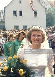 Braut Donata Grafin Zu Castell Rudenhausen Dahinter Brautjungfern Royal Weddings Royal Wedding Wedding