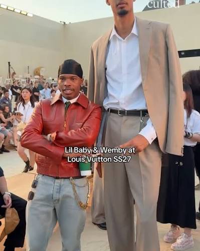 LIL BABY CROISE LA ROUTE DU GÉANT FRANÇAIS WEMBY !👀, Deux univers, une même Fashion Week. LIL BABY et Victor Wembanyama se sont croisés lors du défilé Louis Vuitton à Paris, organisé dans le cadre de ...