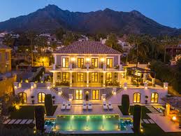 It has 2 bedrooms and dedicated internal garden spaces and optional external shower. Die Goldene Meile Der Ultimative Marbella Lebensstil