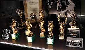 Les david di donatello sont des récompenses décernées chaque année depuis 1955 par les david di donatello sont destinés à saluer l'excellence de la production cinématographique italienne et. File Premi Vinti Da Franco Zeffirelli David Di Donatello 02 Jpg Wikimedia Commons