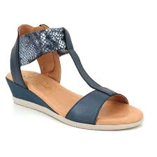 Avec deux hauteurs de talons et un dérivé de couleurs aussi bien chic que pop, on ne sait que choisir ! Achats Sandales Cuir Kaola 445 Nu Pieds Femmes Compense En Cuir Confortable