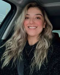 Una sonrisa significa mucho. Es el mejor maquillaje que una mujer puede  llevar , Enriquece a quien la recibe; sin empobrecer a quien la ofrece.  Dura un segundo pero su recuerdo, a