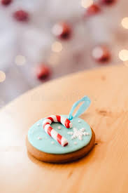 Maybe you would like to learn more about one of these? Biscotto Di Pane Allo Zenzero Sul Tavolo Vicino All Albero Bianco Di Natale Con Luci D Oro Immagine Stock Immagine Di Parte Pane 166776207