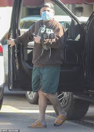 Considering he is 1.70 meter (5.57 ft) tall, the new weight felt even heavier than before. Jonah Hill Scheint Bereit Fur Ein Training Zu Sein Als Er Seine Adidas Turnschuhe Ins Fitnessstudio Tragt Aktuelle Boulevard Nachrichten Und Fotogalerien Zu Stars Sternchen