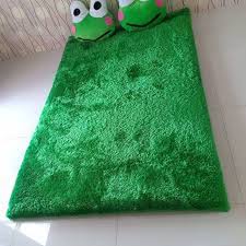 Karpet karakter motif bola barca memiliki ukuran 200 x 150 cm busa tebal 3cm density 23 anti kempes 5 tahun garansi, alas spon bintik anti slip dengan resleting, bahan bulu rasfur import panjang 15mm. Karpet Lantai Karakter Bahan Velboa Dan Rasfur