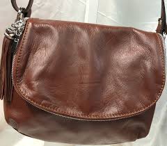 Vous retrouvez dans cette rubrique toutes les besaces femme. Sac A Main En Cuir De Vachette Souple Doublure Synthetique Rabat Ave Le Petit Royaume