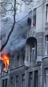 На месте работают пожарные и полицейские. Pozhar Odessa Poyavilos Zhutkoe Video Padeniya Lyudej Novosti Odessy