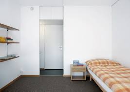 Waiting periods are between one and five semesters, depending on the hall of residence. Studentlodge Ch