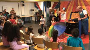 De meisjes worden geïntimideerd en bedreigd. Slotstad Kinderen Op Azc Leersum Genieten Van Voorstelling