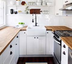 Desain ini bisa kamu aplikasikan di berbagai ruangan yang sempit, karena desainnya sangat simple dan tidak memerlukan furniture yang banyak. 15 Desain Dapur Kecil Cantik Bikin Memasak Lebih Cepat