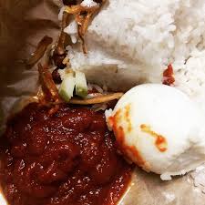 Even my mum who makes the best nasi lemak approves this secret recipe of 8) assemble your nasi lemak starting with the rice, and followed by all the condiments and of course, your mak tok's signature chilli paste. Acah Acah Makan Nasi Lemak Suria Amanda