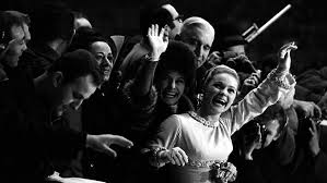 November 1948 in chemnitz) ist eine frühere deutsche eiskunstläuferin. Liebe Wichtiger Als Olympia Gold Gaby Seyfert Eine Ddr Eiskunstlaufikone N Tv De