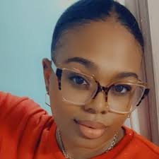 Enquanto isso Lainey Wilson estava sorrindo e batendo palmas e claramente  feliz por Beyoncé m!