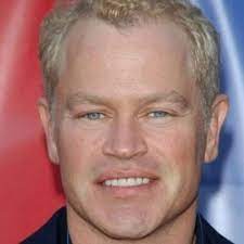 Les secrets des uns et des autres remontent peu à peu à la surface, faisant voler en éclat le vernis lisse de leur tranquille existence. Neal Mcdonough Mcdonoughneal Twitter