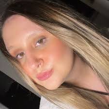 Laura Britz (@laurabtzzz)