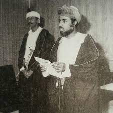 صورة جميلة ونادرة لجلالة السلطان قابوس بن سعيد المعظم حفظه الله ورعاه خلال إعتماد جلالته أعزه oman national day contemporary history sultan qaboos