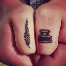 30 Tatuagens Perfeitas Para Os Apaixonados Por Palavras Quill Tattoo Quill And Ink Ink Tattoo