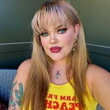 Lindsay Devlin's Instagram, Twitter & Facebook