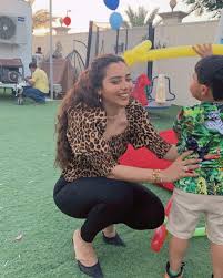 بلقيس فتحي، مغنية ومطربة إماراتية اسمها بالكامل بلقيس أحمد فتحي ولدت في الإمارات عام 1988م. Ø¨Ø§Ù„ÙÙŠØ¯ÙŠÙˆ Ø§Ù„ÙŠÙ…Ù†ÙŠØ© Ø¨Ù„Ù‚ÙŠØ³ ÙØªØ­ÙŠ ØªØ±Ù‚Øµ Ø¨Ø¹ÙÙˆÙŠØ© ÙÙŠ Ø­ÙÙ„ Ù…ÙŠÙ„Ø§Ø¯ Ø§Ø¨Ù†Ù‡Ø§ ØªØ±ÙƒÙŠ Ø§Ù„ÙˆØ·Ù† Ø§Ù„Ø®Ù„ÙŠØ¬ÙŠØ©